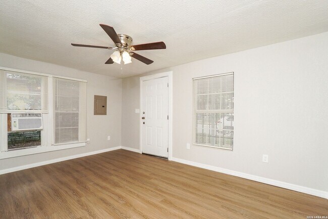 Building Photo - 614 N Sabinas St