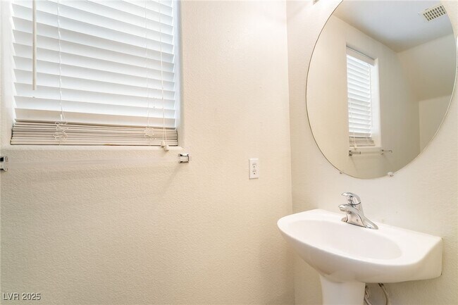 Building Photo - 7275 Phlox Rd