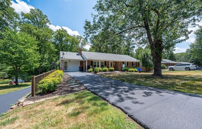 Building Photo - 4 Bedroom Home in Campbell County