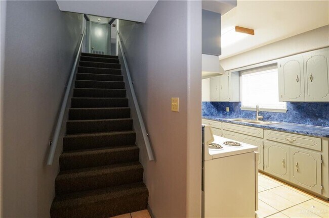 Building Photo - 204 E Gomez Dr