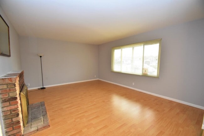 Building Photo - 2070 Sierra Wood Dr