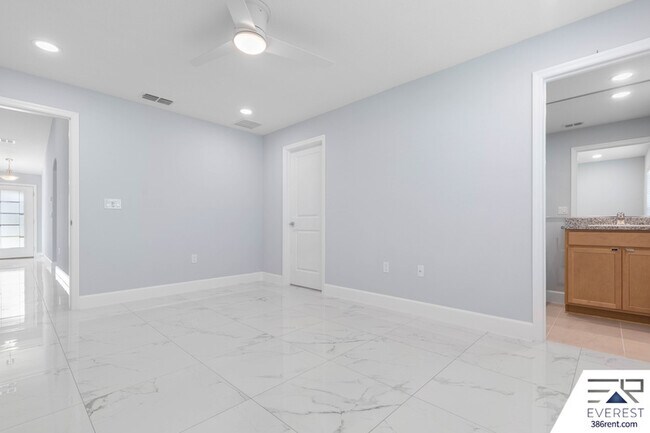 Building Photo - 10 Llovera Pl