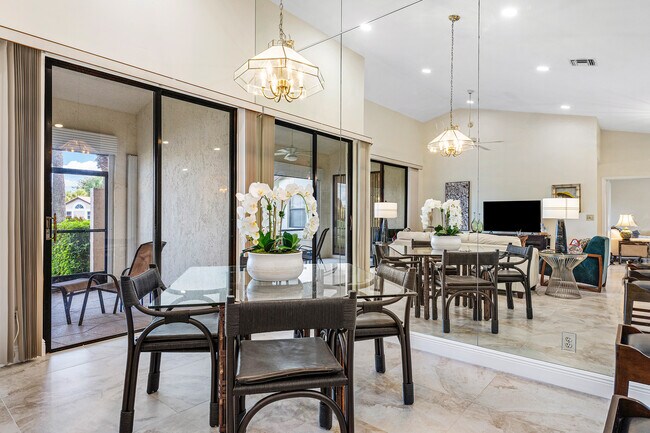 Dining area - 7205 Sweetbay Ct