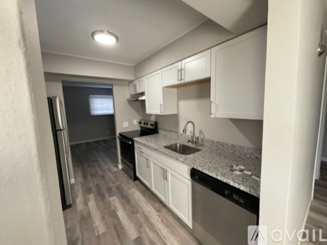 Building Photo - Amazing 3 bedroom, 1.5 bathroom house in F...