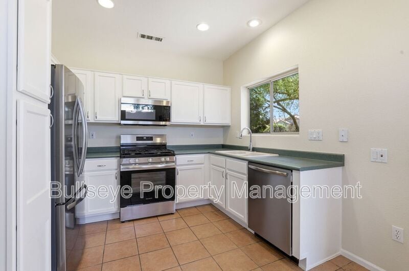 Building Photo - 15893 W Arrowhead Dr