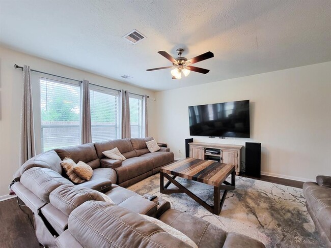Building Photo - 5046 Longlane Dr