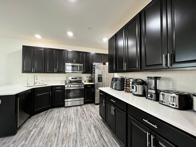 Building Photo - 1231 Hawk Hollow Dr