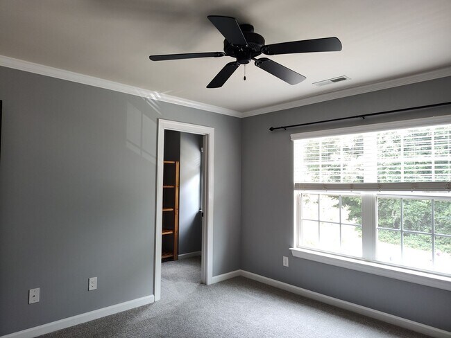 Building Photo - Move-in ready Townhome with in Stone Creek...