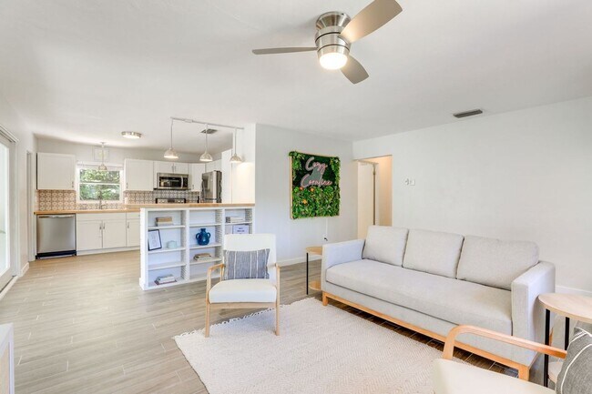 Building Photo - Charming 3/2 Available Now! Furnished or U...