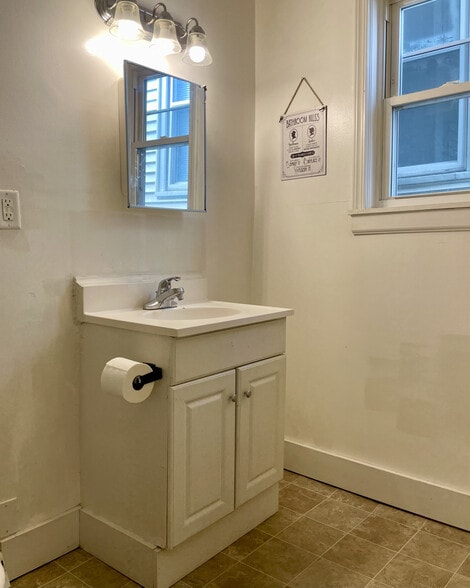 Bathroom - 208 W 14th St