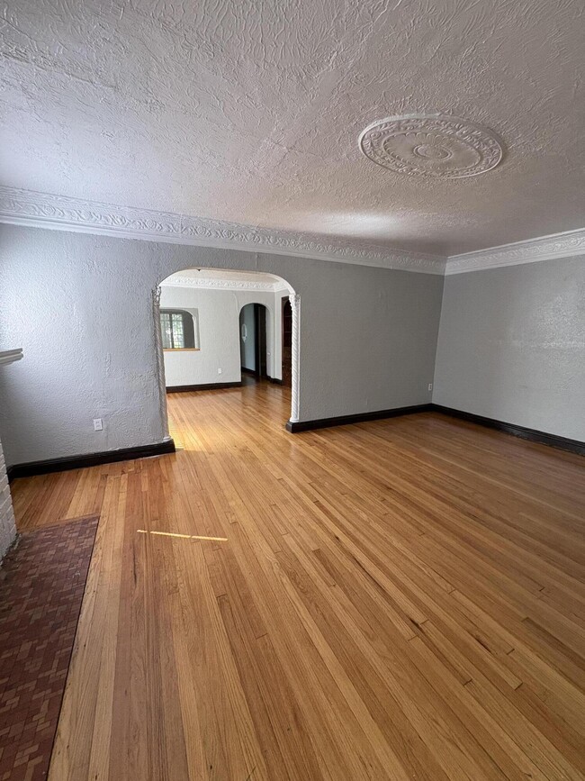 Building Photo - 8911 Esper St
