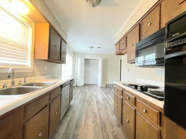 Building Photo - CARRIAGE HILLS SUBDIVISION, GREAT LOCATION!