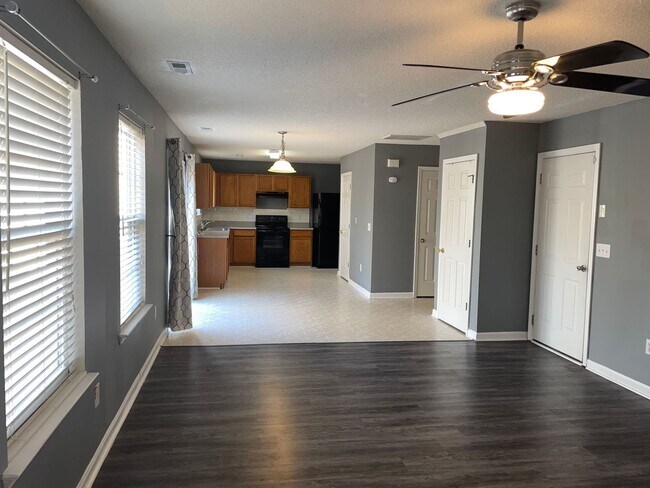 Building Photo - Move In Special On Beautiful 3 Bedroom Home!