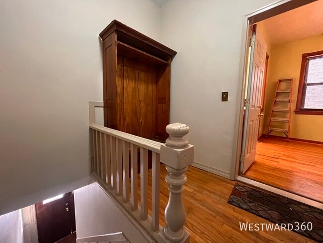 Building Photo - 3110 N Kenmore Ave