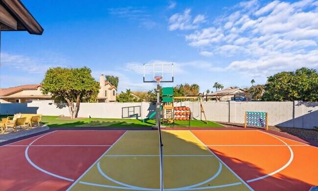 Building Photo - 2431 E Laurel St