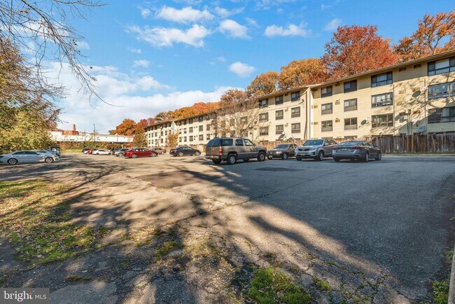 Building Photo - Modern 2-Bedroom Apartment with In-Unit La...
