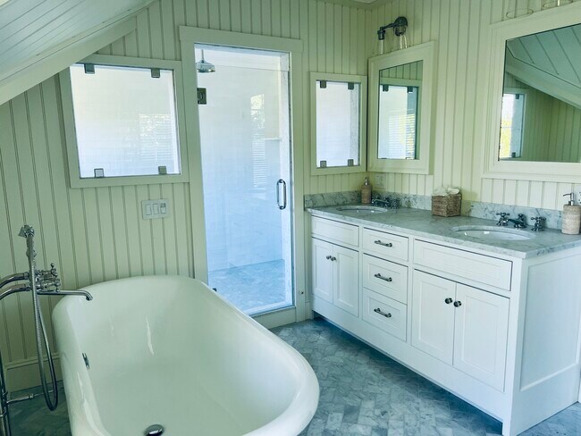 Building Photo - 3 Field Club Ln