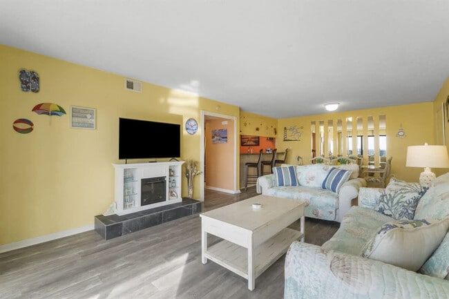 Building Photo - 8815 Thomas Dr