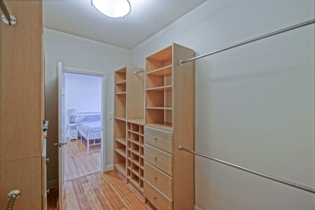 Building Photo - **FURNISHED OR UNFURNISHED** BRIGHT, SPACI...