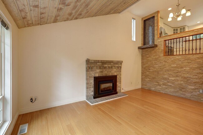 Building Photo - Stunning 3BR 1.75 BA Sammamish Home.  Rece...
