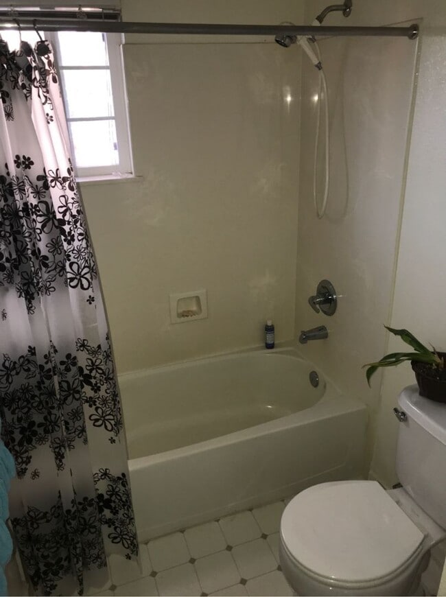 Building Photo - Fantastic 2 Bedroom 2.5 Bath Available September 1st