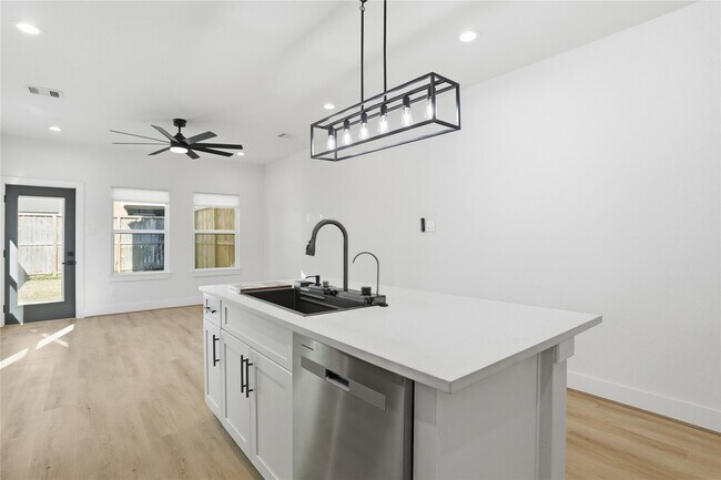 Building Photo - 712 Delano St