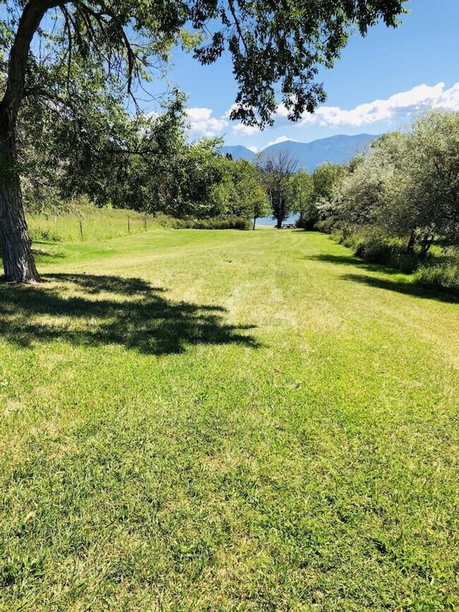 Building Photo - Log Home with close public lake access - A...