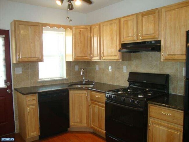 Building Photo - Recently Renovated 2-Bedroom Home for Rent in South Philadelphia