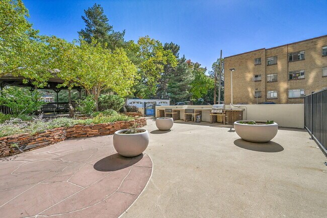 Building Photo - $1,795 - 1 Bed, 1 bath Condo in Denver wit...