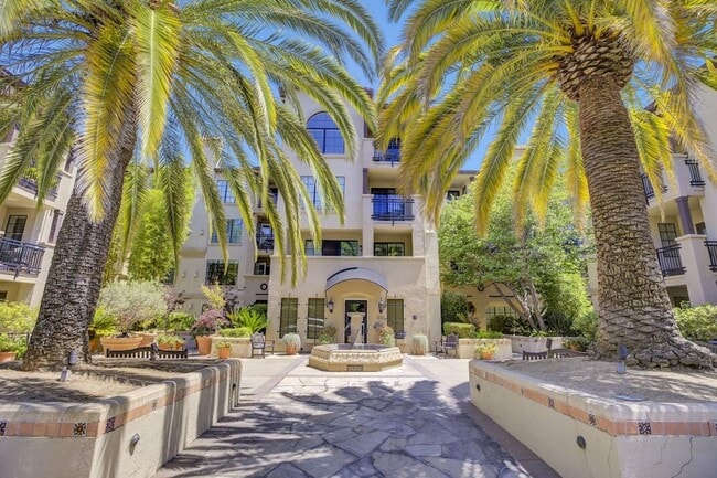 Building Photo - Updated Top Floor Unit -- Perfect Commuter Location -- Walking Distance to Laurel Street -- Must ...