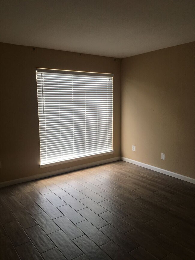Building Photo - 2 BR 1.5 BA Two Story Townhome