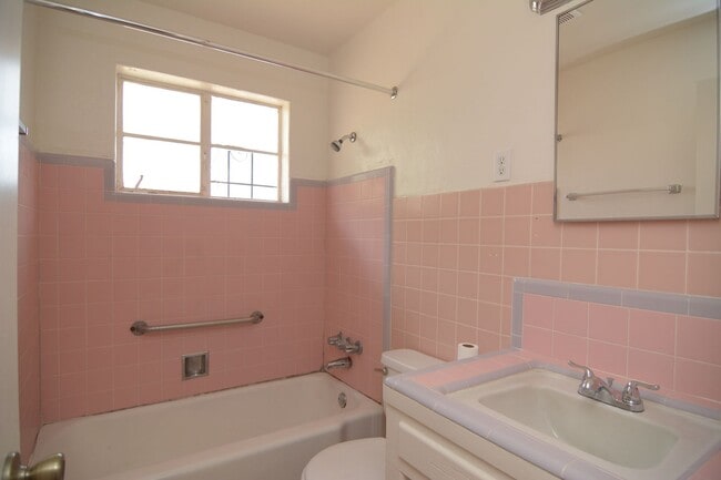 Building Photo - Charming 3 Bedroom 2 Bath Home! Central Tu...