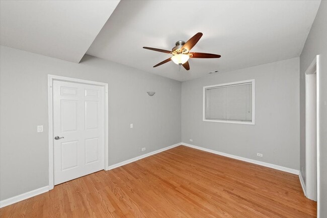 Building Photo - 540 W Oakdale Ave