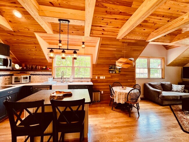 Building Photo - 754 Woodlands Rd