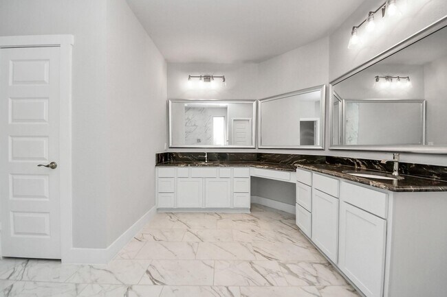 Building Photo - 1500 Sunrise Gables Dr