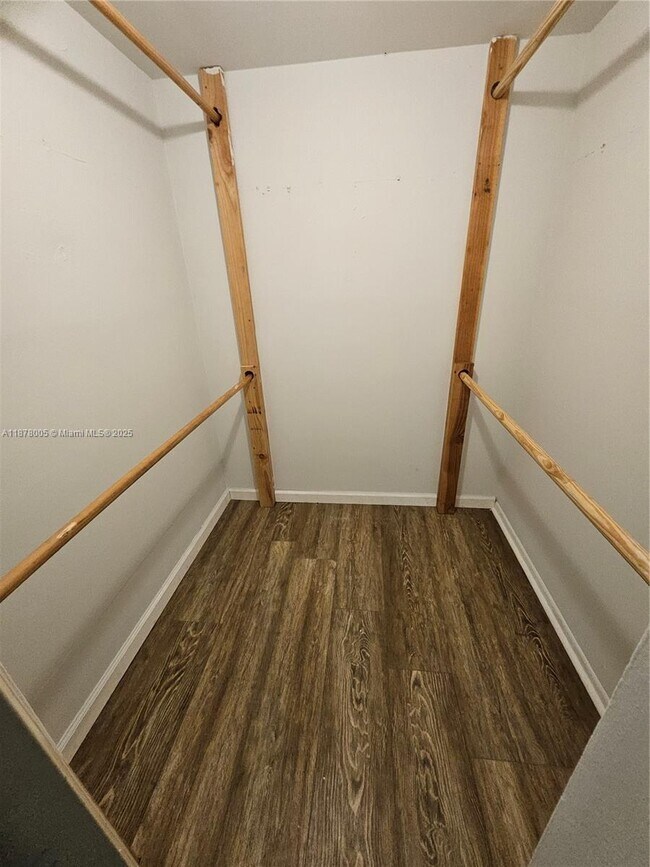 Building Photo - 7820 S Colony Cir