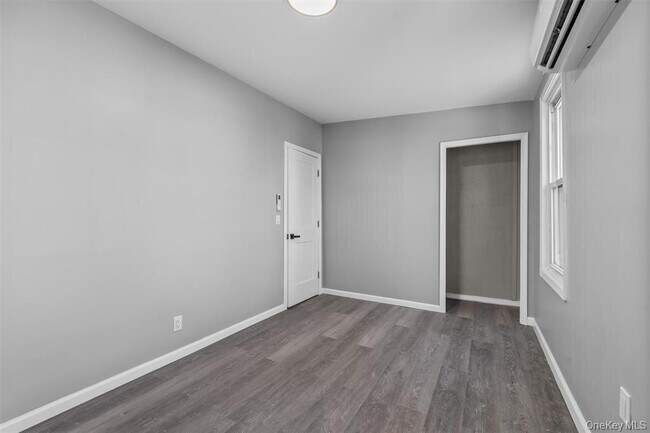 Building Photo - 45 1/2 Sussex St