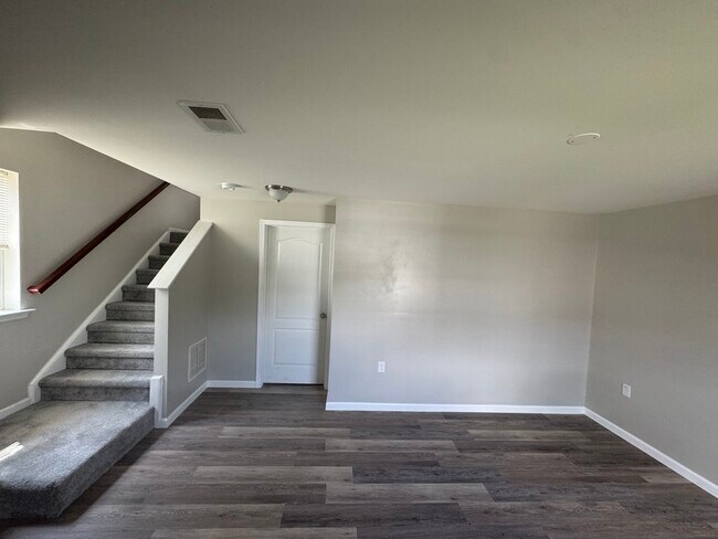 Building Photo - 65 Private Ct