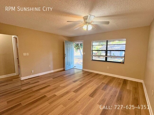 Building Photo - 427 6th Ave NE