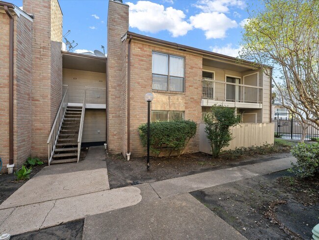 Building Photo - 2120 Wilcrest Dr