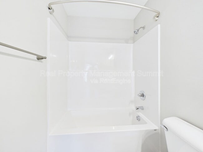 Building Photo - 1420 Circle Dr