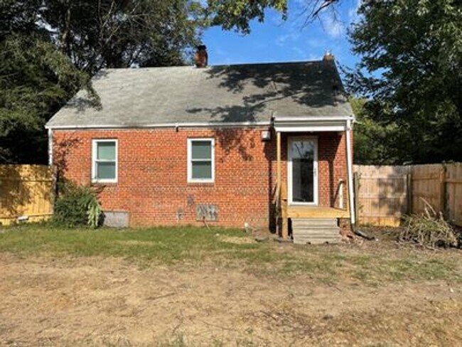Building Photo - 5112 Lochaven Ave