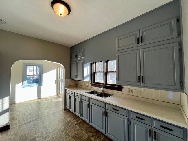 Building Photo - 619 Werle Ave