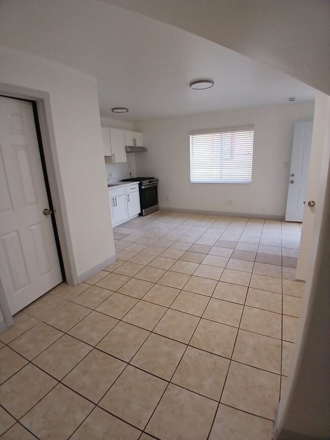 Building Photo - Beautiful Newly Renovated 1 Bedroom in Lon...