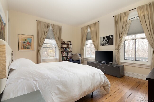 Building Photo - 31 Sharon Rd