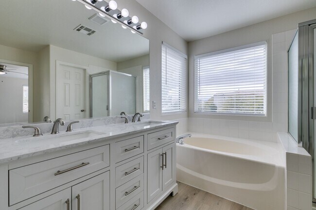 Building Photo - Charming 4 Bedroom, 3 Bathroom Home Near S...