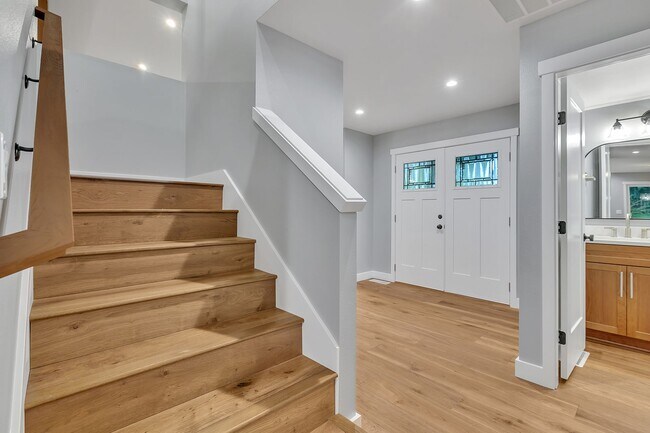 Building Photo - 4bed/2.25bath Stunning Remodeled Home on Expansive Wooded Lot in Woodinville