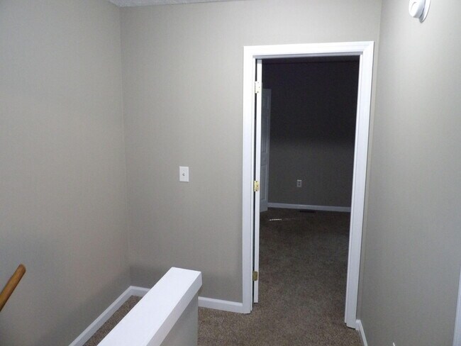Building Photo - 244 Meadowview Dr