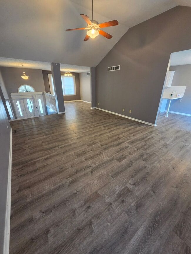 Building Photo - Large 4 Bedroom 3 Bath Single Family