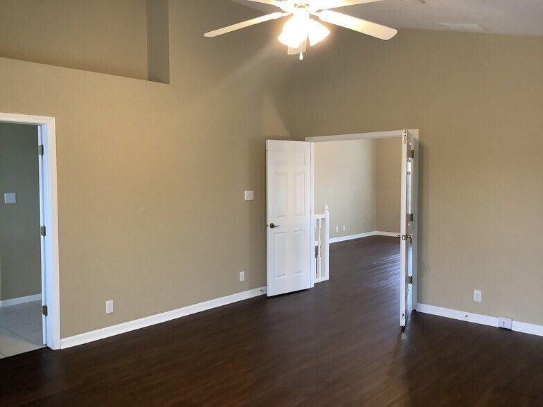 Building Photo - 18690 Round Lake Rd